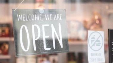 Kafenin önünde asılı açık tabela