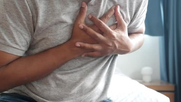 Genç Adam Kalp Ağrısı Çekiyor Göğsünü Eliyle Tutuyor — Stok video
