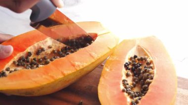 Beyaz tabakta bir dilim papaya.