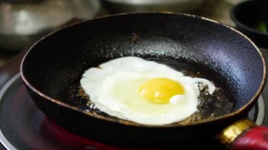 Tavada yumurta var. Yakın plan.