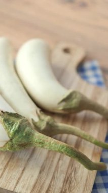  doğrama tahtasındaki beyaz renkli patlıcan .