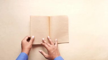 Bir günlüğün çağrı cihazını çeviren bir adamın eline yaklaş..