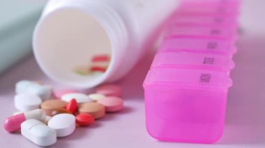 Seçici odaklanma. Pek çok renkli hap ve kapsülü kapat .