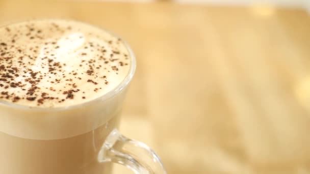 Filiżankę Późnej Kawy Kwiatowym Wzorem Szczycie Kawiarni — Wideo stockowe
