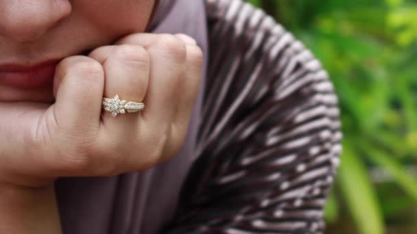 女性与结婚戒指的亲密接触 — 图库视频影像