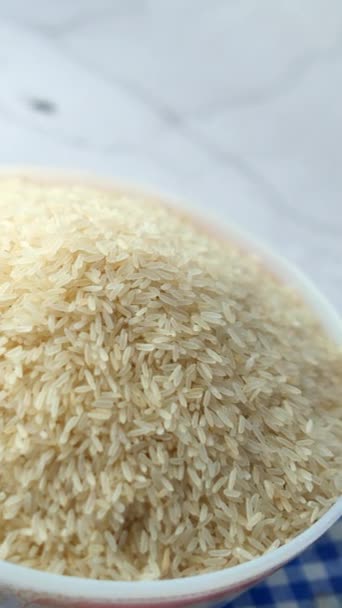 Weißer Reis Der Schüssel Auf Fliesen Hintergrund — Stockvideo