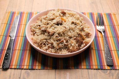  Masadaki kasede tavuk biryani yemeği