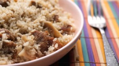  Masadaki kasede tavuk biryani yemeği