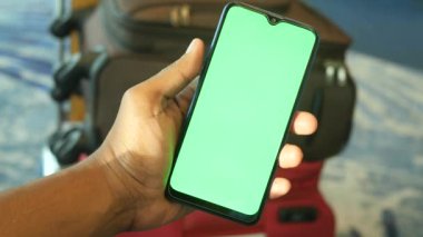 Akıllı telefon kullanarak genç adamın elini kapat.