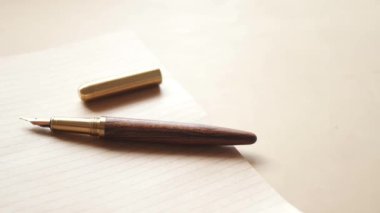 zarf, boş kağıt ve dolmakalem masaya. .