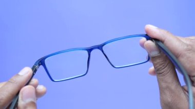 Mavi gözlük tutan adama yaklaş.,