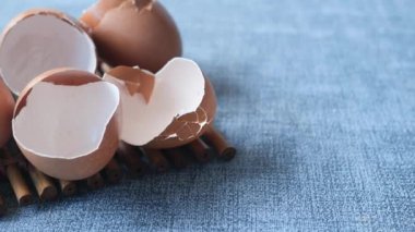 Masanın üzerinde beyaz bir kasede yumurta kabukları. ,