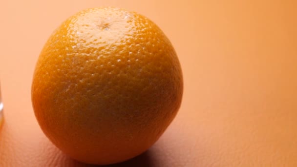 Sinaasappelsap Glas Fruit Een Kom Tafel — Stockvideo