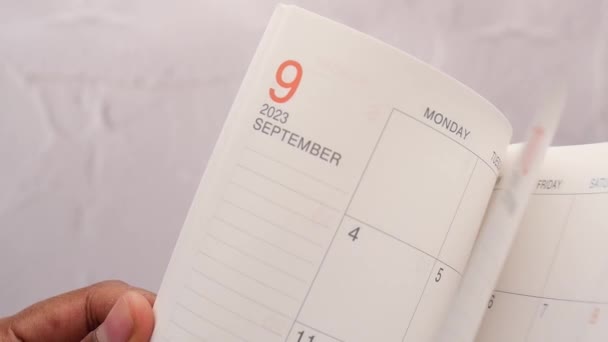 Detailaufnahme Eines Kalenders Auf Dem Tisch — Stockvideo
