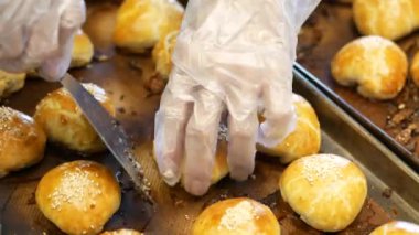 Kapalı alanda kek yapıyorum. ,