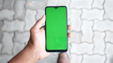 Akıllı telefon kullanarak genç adamın elini kapat.