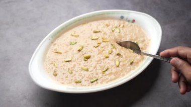 Masadaki bir kasede Hint tatlısına yaklaş, Halua. 