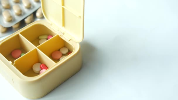 Orvosi Tabletták Bezárása Tablettás Dobozban Asztalon — Stock videók