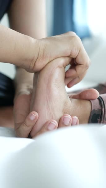 Μητέρα Κάνει Θεραπεία Πόδια Στο Παιδί Της Στο Κρεβάτι — Αρχείο Βίντεο