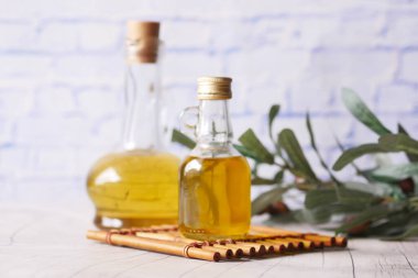 Sarı üzerine zeytin yağı ve zeytin yaprağı şişesi. ,