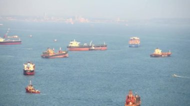 Deniz limanında IPG ve petrol tankeri taşıyan geminin hava görüntüsü..