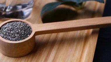 Bir kabın içindeki chia tohumunu kapat