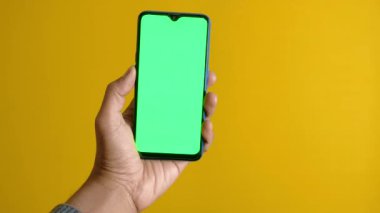 Akıllı telefon kullanarak genç adamın elini kapat.