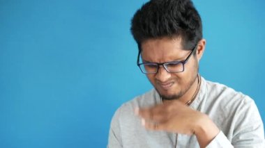  Kötü kokudan rahatsız olan ve burnunu kapatan bir adam.