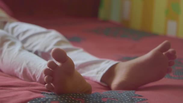 Річна Дівчинка Ноги Крупним Планом — стокове відео