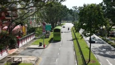 Singapur, 1 Haziran 2022. İnsanlar toplu taşıma otobüsüne biniyor ,