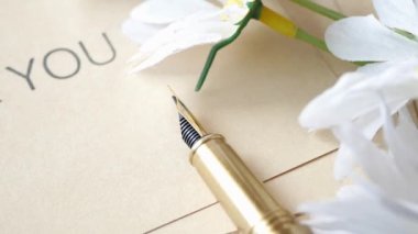 Teşekkür ederim. Tahta masadaki zarf ve mesaj..