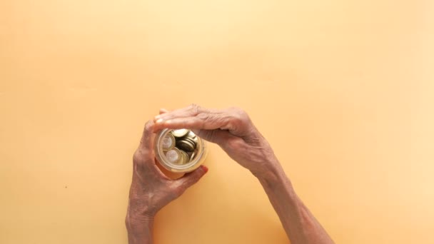 Seitenansicht Einer Seniorin Die Münzen Einem Glas Rettet — Stockvideo