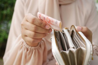 Kadınların el kameralarını kapatın. Cüzdandan tasarruf edin. .