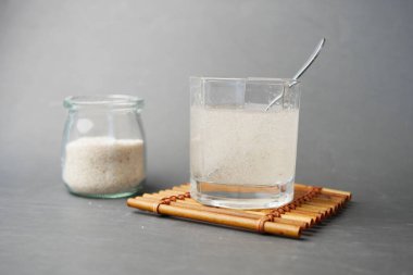 Tahta kaşık ve Psyllium tohumları koyu arkaplanda. Yüksek kalite fotoğraf