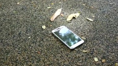 Kırık akıllı telefonu tutan adama yakın dur.