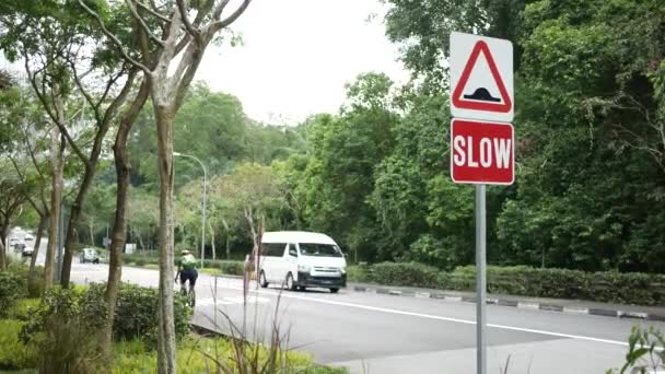 Verlangsamungsschild Auf Straße Singapur — Stockvideo