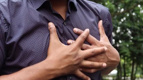 Młody Człowiek Cierpiący Ból Serca Trzymający Klatkę Piersiową Ręką — Wideo stockowe