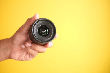 Kamera lenslerini tutmanın üst görünümü ,