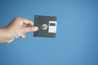 Eski bir disket tutuyordu. ,