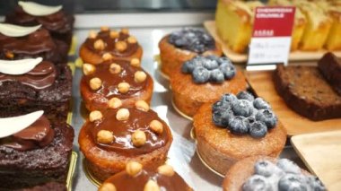 Masadaki tabakta çikolatalı ve kremalı pasta. .