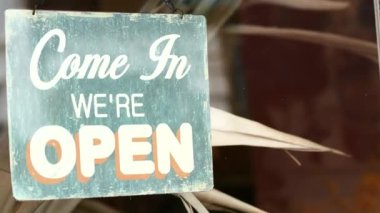 Kafenin önünde asılı açık tabela