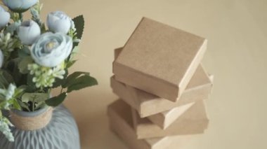  El yapımı bir hediye kutusu seç. .