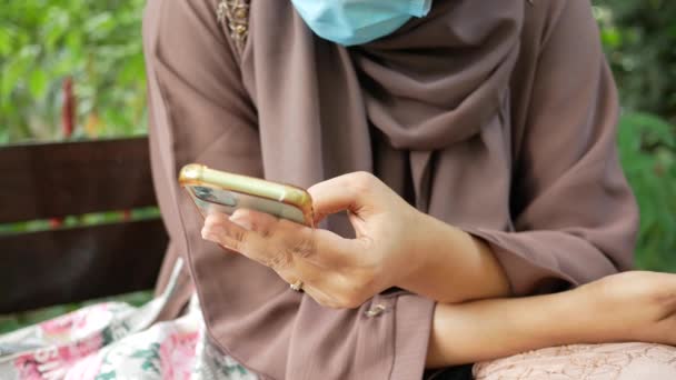 Primer Plano Las Mujeres Mano Sosteniendo Teléfono Inteligente — Vídeo de stock
