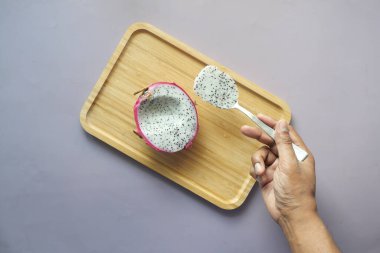 Ejderha meyvesi yiyen adamların en üst görüntüsü ,