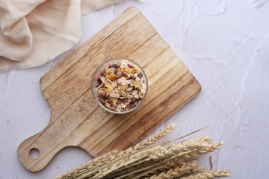  Beyaz arkaplanda bir kavanozda granola Musli 'nin üst görüntüsü ,