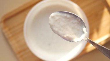 Yulaf, muz ve süt siyah arka planda bir kasede .