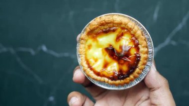 Yumurtalı tart tutmanın en üst görüntüsü. .