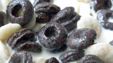 kaşık kahvaltılık gevrek toplayın. .