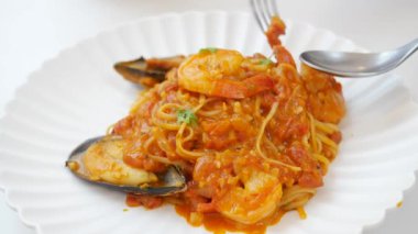 Masada bir tabak deniz makarnası. .