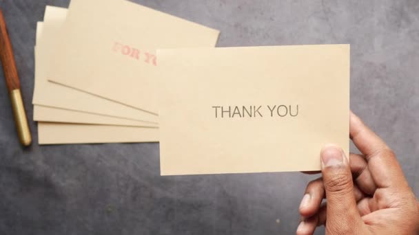 Teşekkür Ederim Tahta Masadaki Zarf Mesaj — Stok video